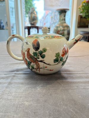 A Chinese famille verte teapot and a gilt-decorated iron-red teapot, Kangxi — foto 1