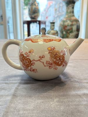 A Chinese famille verte teapot and a gilt-decorated iron-red teapot, Kangxi — foto 11