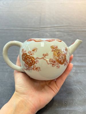A Chinese famille verte teapot and a gilt-decorated iron-red teapot, Kangxi — foto 12
