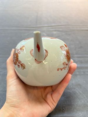 A Chinese famille verte teapot and a gilt-decorated iron-red teapot, Kangxi — foto 13