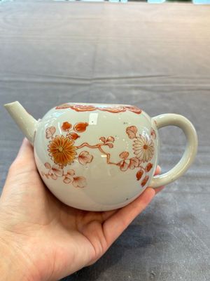 A Chinese famille verte teapot and a gilt-decorated iron-red teapot, Kangxi — foto 14