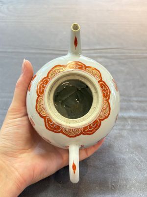 A Chinese famille verte teapot and a gilt-decorated iron-red teapot, Kangxi — foto 16