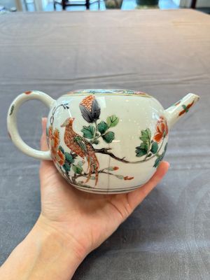 A Chinese famille verte teapot and a gilt-decorated iron-red teapot, Kangxi — foto 2