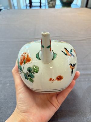 A Chinese famille verte teapot and a gilt-decorated iron-red teapot, Kangxi — foto 3