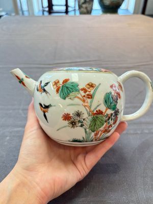 A Chinese famille verte teapot and a gilt-decorated iron-red teapot, Kangxi — foto 4