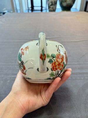 A Chinese famille verte teapot and a gilt-decorated iron-red teapot, Kangxi — foto 5