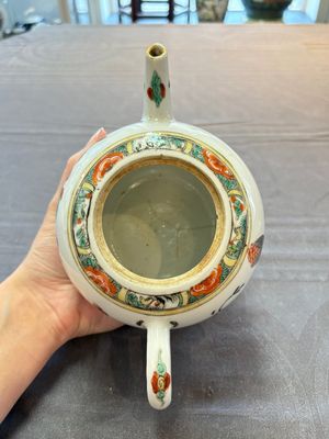 A Chinese famille verte teapot and a gilt-decorated iron-red teapot, Kangxi — foto 6