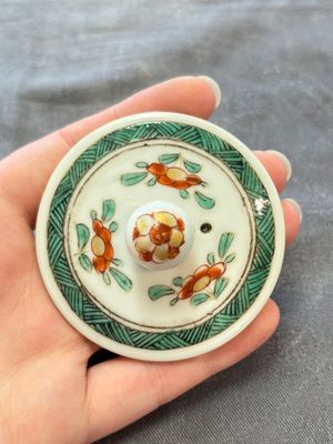 A Chinese famille verte teapot and a gilt-decorated iron-red teapot, Kangxi — foto 8