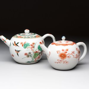 A Chinese famille verte teapot and a gilt-decorated iron-red teapot, Kangxi — foto 1