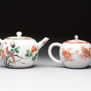 A Chinese famille verte teapot and a gilt-decorated iron-red teapot, Kangxi — foto 4