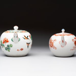 A Chinese famille verte teapot and a gilt-decorated iron-red teapot, Kangxi — foto 5