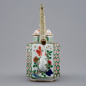 A Chinese famille verte teapot and a plate with fish, Kangxi — photo 5