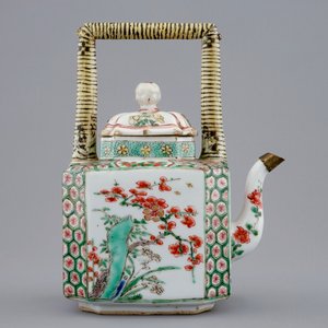 A Chinese famille verte teapot and a plate with fish, Kangxi — photo 6