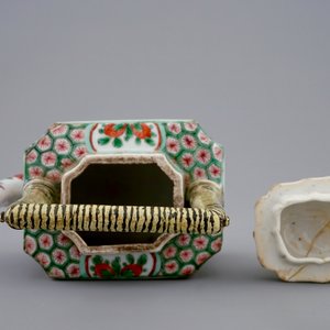 A Chinese famille verte teapot and a plate with fish, Kangxi — photo 8