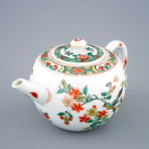 A Chinese famille verte teapot and cover, Kangxi — 照片 1