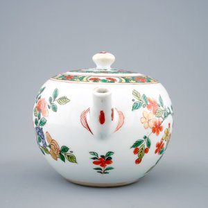 A Chinese famille verte teapot and cover, Kangxi — 照片 2