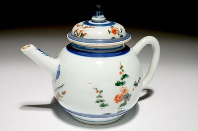 A Chinese famille verte teapot and cover, Kangxi