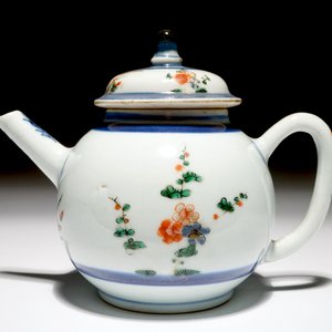 A Chinese famille verte teapot and cover, Kangxi — photo 2