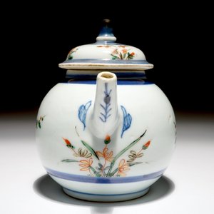 A Chinese famille verte teapot and cover, Kangxi — photo 3