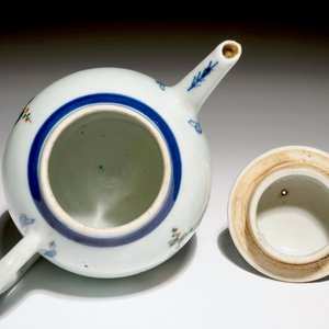 A Chinese famille verte teapot and cover, Kangxi — photo 6
