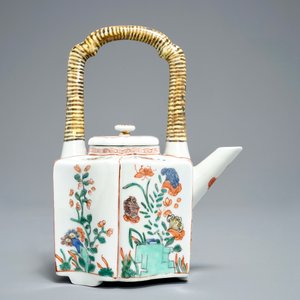 A Chinese famille verte teapot and cover, Kangxi — photo 4