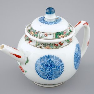 A Chinese famille verte teapot and cover, Kangxi — 照片 1