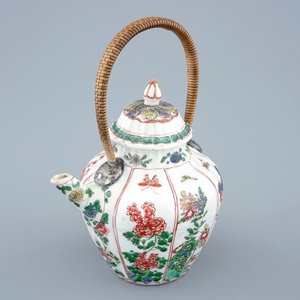 A Chinese famille verte teapot and cover with replacement handle, Kangxi — photo 1