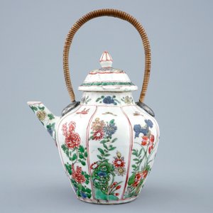 A Chinese famille verte teapot and cover with replacement handle, Kangxi — photo 2