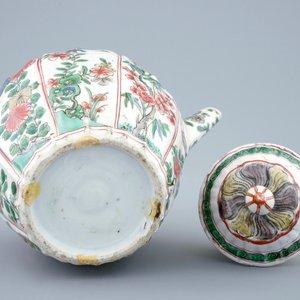 A Chinese famille verte teapot and cover with replacement handle, Kangxi — photo 3