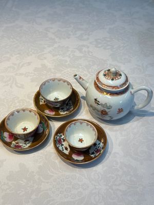 A Chinese famille verte teapot and three famille rose capucine-ground cups and saucers, Kangxi/Qianlong — photo 1