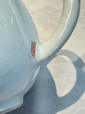 A Chinese famille verte teapot and three famille rose capucine-ground cups and saucers, Kangxi/Qianlong — photo 11