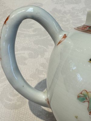 A Chinese famille verte teapot and three famille rose capucine-ground cups and saucers, Kangxi/Qianlong — photo 12