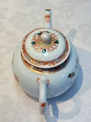 A Chinese famille verte teapot and three famille rose capucine-ground cups and saucers, Kangxi/Qianlong — photo 13