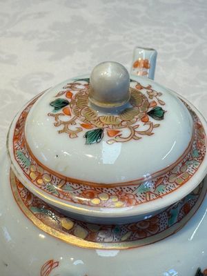 A Chinese famille verte teapot and three famille rose capucine-ground cups and saucers, Kangxi/Qianlong — photo 14