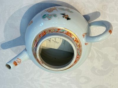 A Chinese famille verte teapot and three famille rose capucine-ground cups and saucers, Kangxi/Qianlong — photo 16