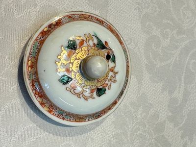 A Chinese famille verte teapot and three famille rose capucine-ground cups and saucers, Kangxi/Qianlong — photo 17