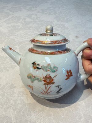 A Chinese famille verte teapot and three famille rose capucine-ground cups and saucers, Kangxi/Qianlong — photo 2