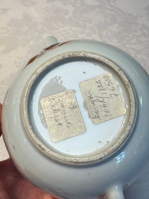 A Chinese famille verte teapot and three famille rose capucine-ground cups and saucers, Kangxi/Qianlong — photo 22