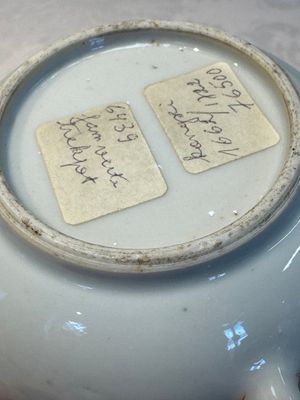 A Chinese famille verte teapot and three famille rose capucine-ground cups and saucers, Kangxi/Qianlong — photo 25