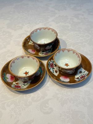 A Chinese famille verte teapot and three famille rose capucine-ground cups and saucers, Kangxi/Qianlong — photo 26