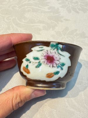 A Chinese famille verte teapot and three famille rose capucine-ground cups and saucers, Kangxi/Qianlong — photo 27
