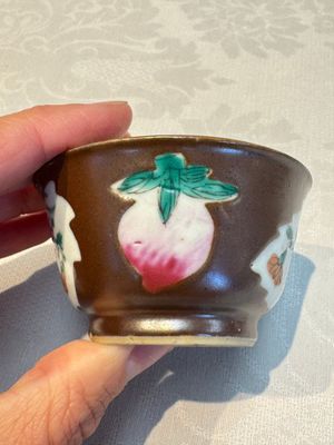 A Chinese famille verte teapot and three famille rose capucine-ground cups and saucers, Kangxi/Qianlong — photo 28