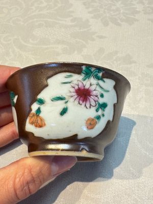 A Chinese famille verte teapot and three famille rose capucine-ground cups and saucers, Kangxi/Qianlong — photo 29