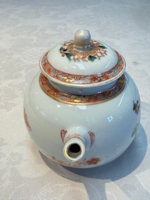 A Chinese famille verte teapot and three famille rose capucine-ground cups and saucers, Kangxi/Qianlong — photo 3