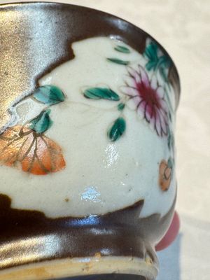 A Chinese famille verte teapot and three famille rose capucine-ground cups and saucers, Kangxi/Qianlong — photo 31