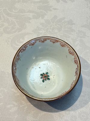 A Chinese famille verte teapot and three famille rose capucine-ground cups and saucers, Kangxi/Qianlong — photo 32