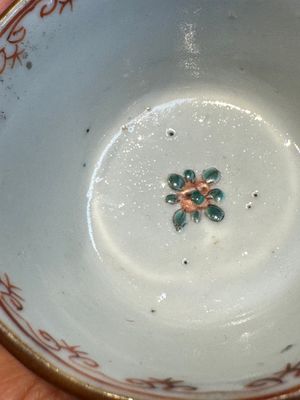 A Chinese famille verte teapot and three famille rose capucine-ground cups and saucers, Kangxi/Qianlong — photo 34