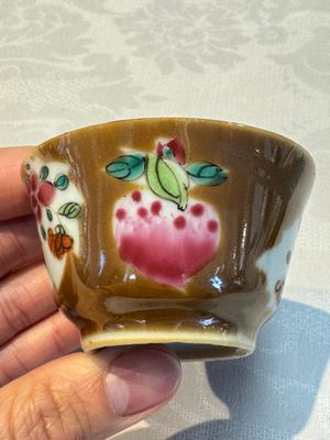 A Chinese famille verte teapot and three famille rose capucine-ground cups and saucers, Kangxi/Qianlong — photo 40