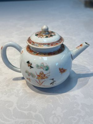 A Chinese famille verte teapot and three famille rose capucine-ground cups and saucers, Kangxi/Qianlong — photo 4