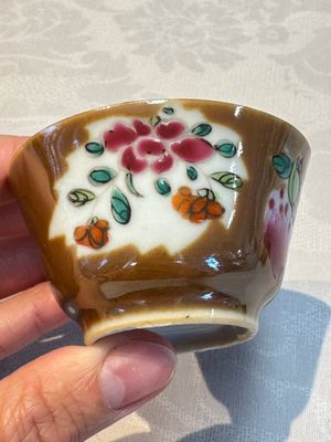 A Chinese famille verte teapot and three famille rose capucine-ground cups and saucers, Kangxi/Qianlong — photo 41
